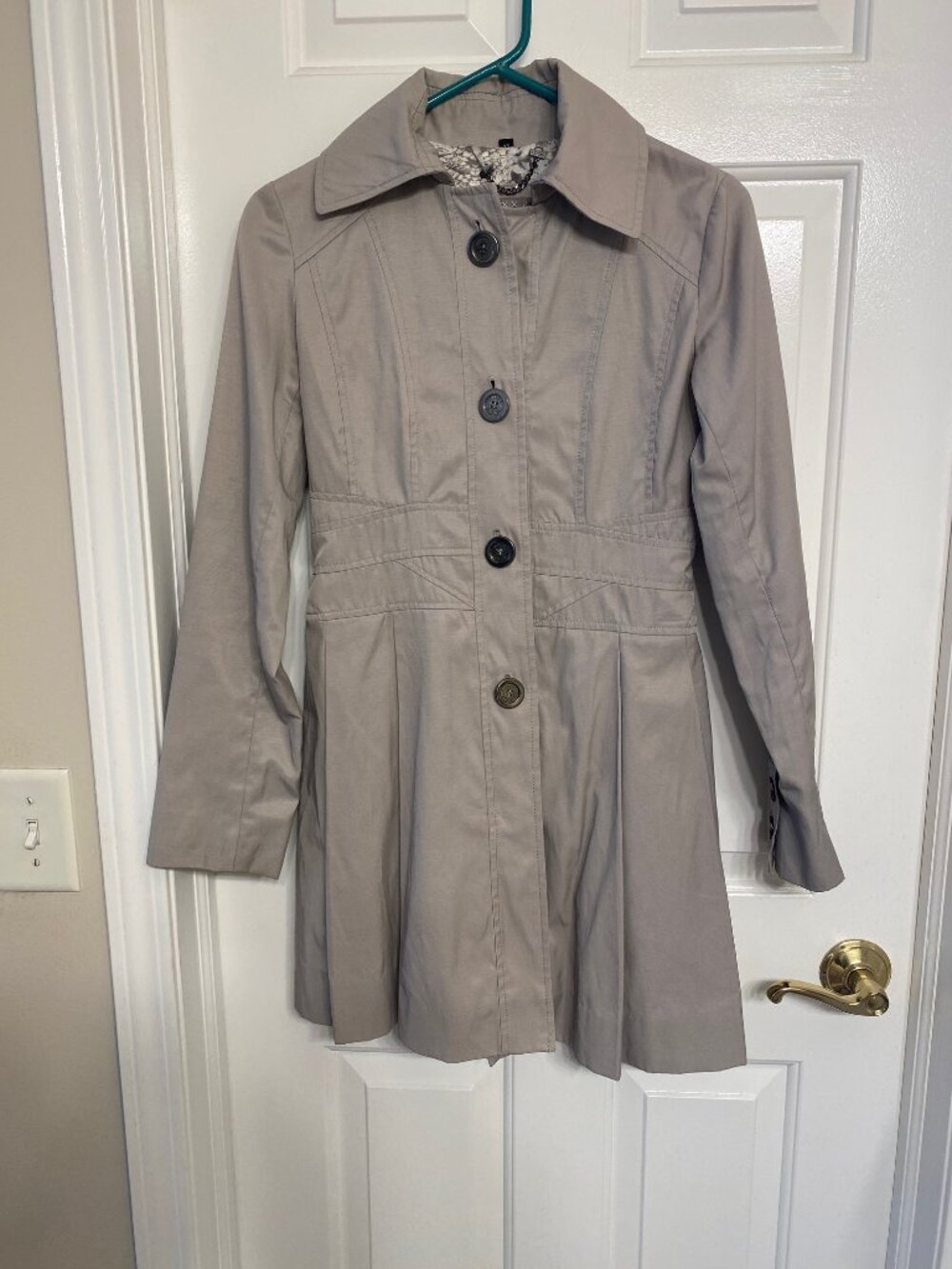 Guess Trench Coat XS – Beige Tailored Fit – Very Good Condition